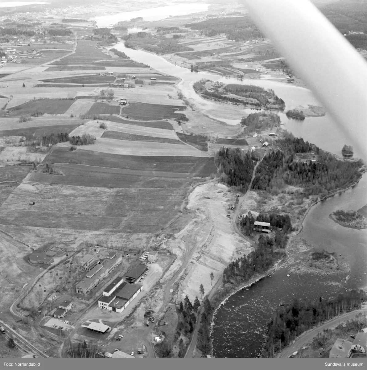 Flygfoton tagna för Kema Nord i Ljungaverk. Troligen tidigt 1970-tal.