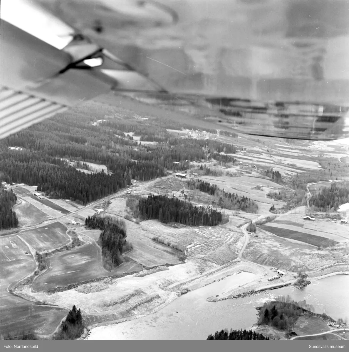 Flygfoton tagna för Kema Nord i Ljungaverk. Troligen tidigt 1970-tal.