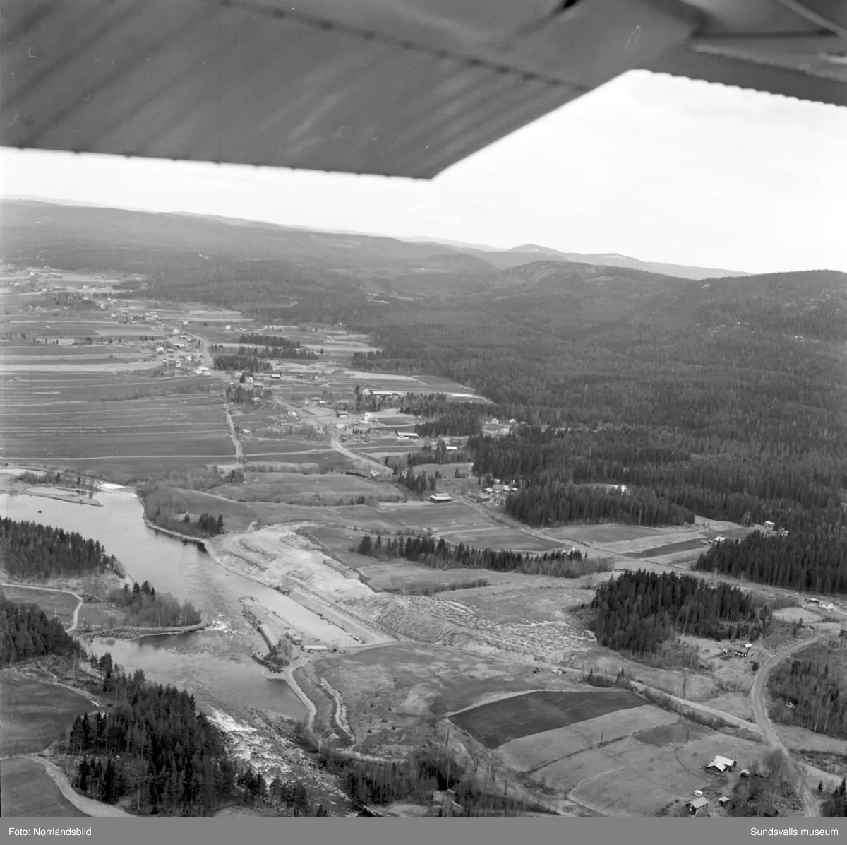 Flygfoton tagna för Kema Nord i Ljungaverk. Troligen tidigt 1970-tal.