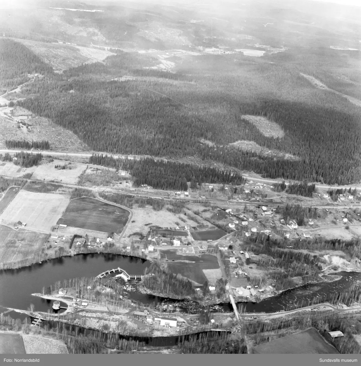 Flygfoton tagna för Kema Nord i Ljungaverk. Troligen tidigt 1970-tal.