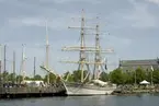 Tre seklers Flaggskepp, maj 2008.
Ostindiefararen GÖTHEBORG och Briggen TRE KRONOR vid Galärvarvet.