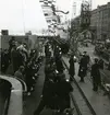 Konung Gustaf V går ombord på kryssaren vid Stadsgårdskajen, Stockholm 1947.