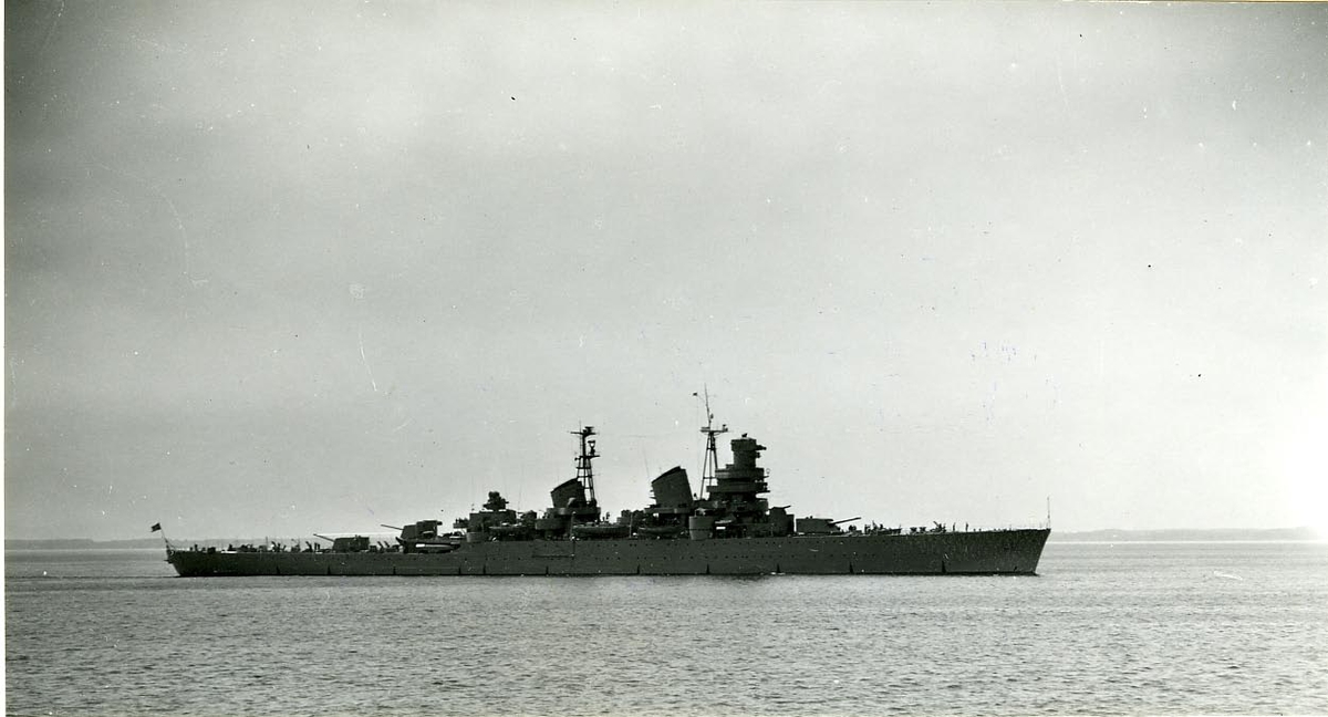 Kryssaren Tre Kronor år 1951 innan bryggan totalt förändrades under 1952 - 1953.