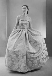 Mannekäng, möjligen Anna-Lisa Olsson, i balklänning med brok