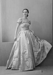 Mannekäng, möjligen Anna-Lisa Olsson, i balklänning med brok