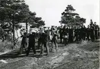 Friluftsdag vid Älvsnabbenmonumentet 1949. Musikkår går i spetsen för manskapet från Tre Kronor.