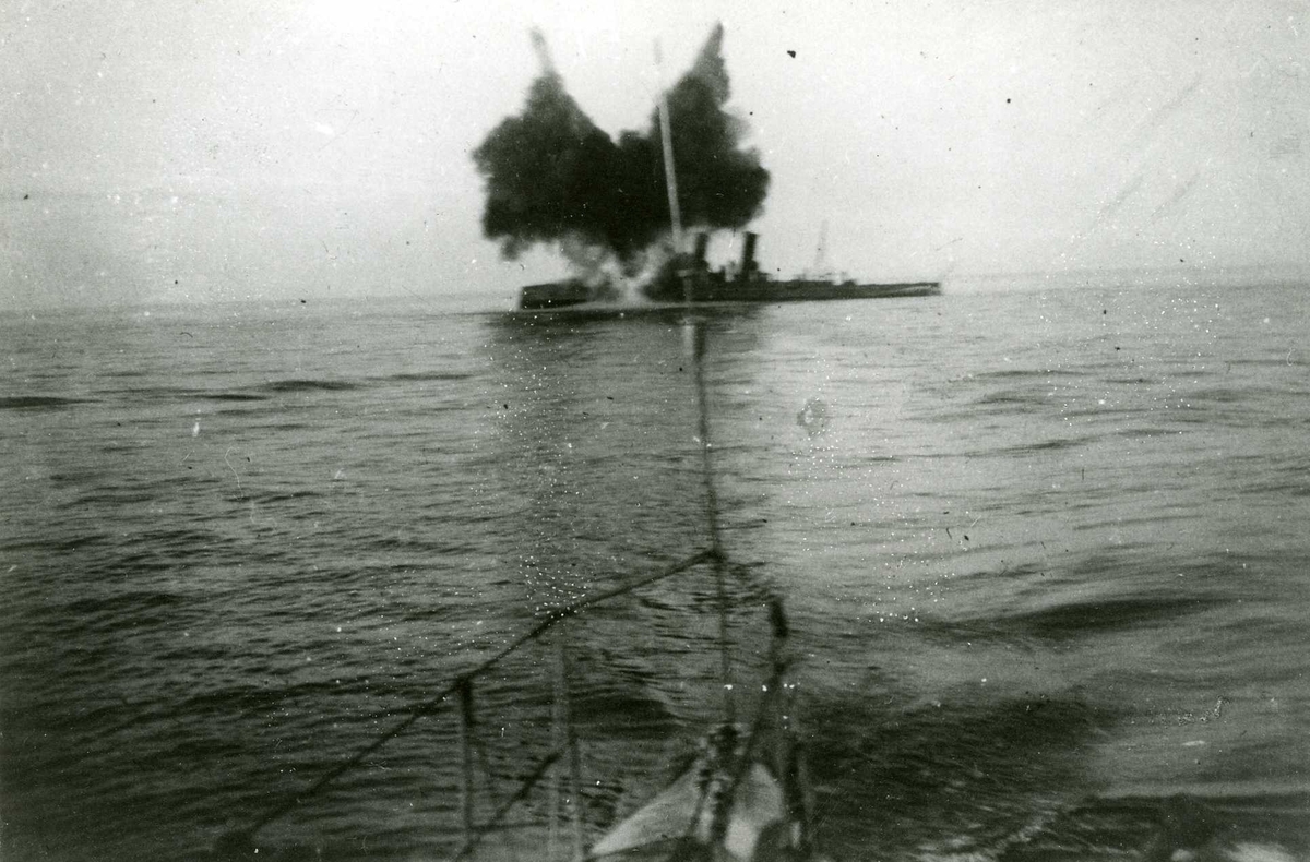 Sänkning av torpedkryssaren PSILANDER. Fartyget hade utrangerats 1937.