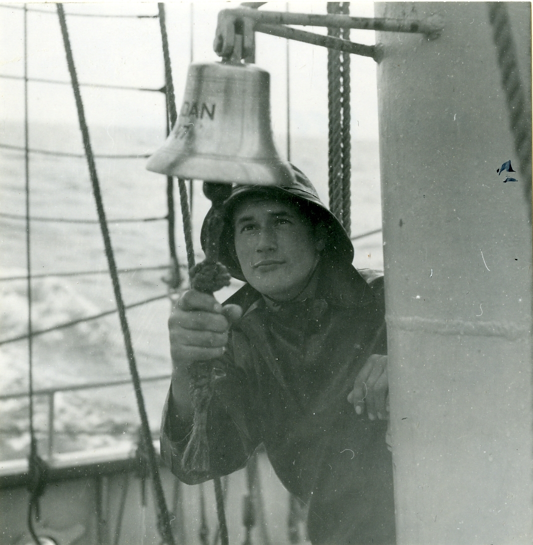 Besättningsman ringer i skolfartyget Gladans skeppsklocka under en resa till England sommaren 1948.