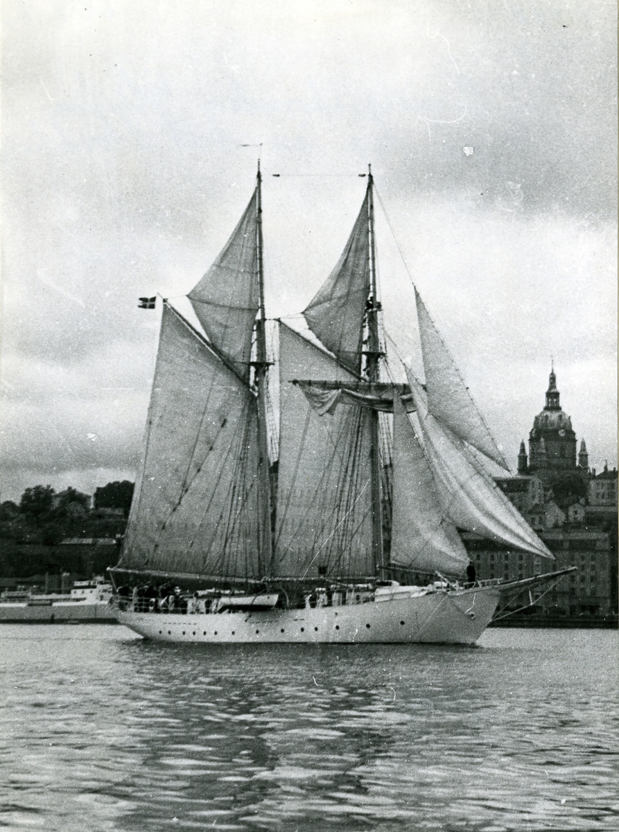 Övningsskonerten GLADAN på väg in till Stockholm.