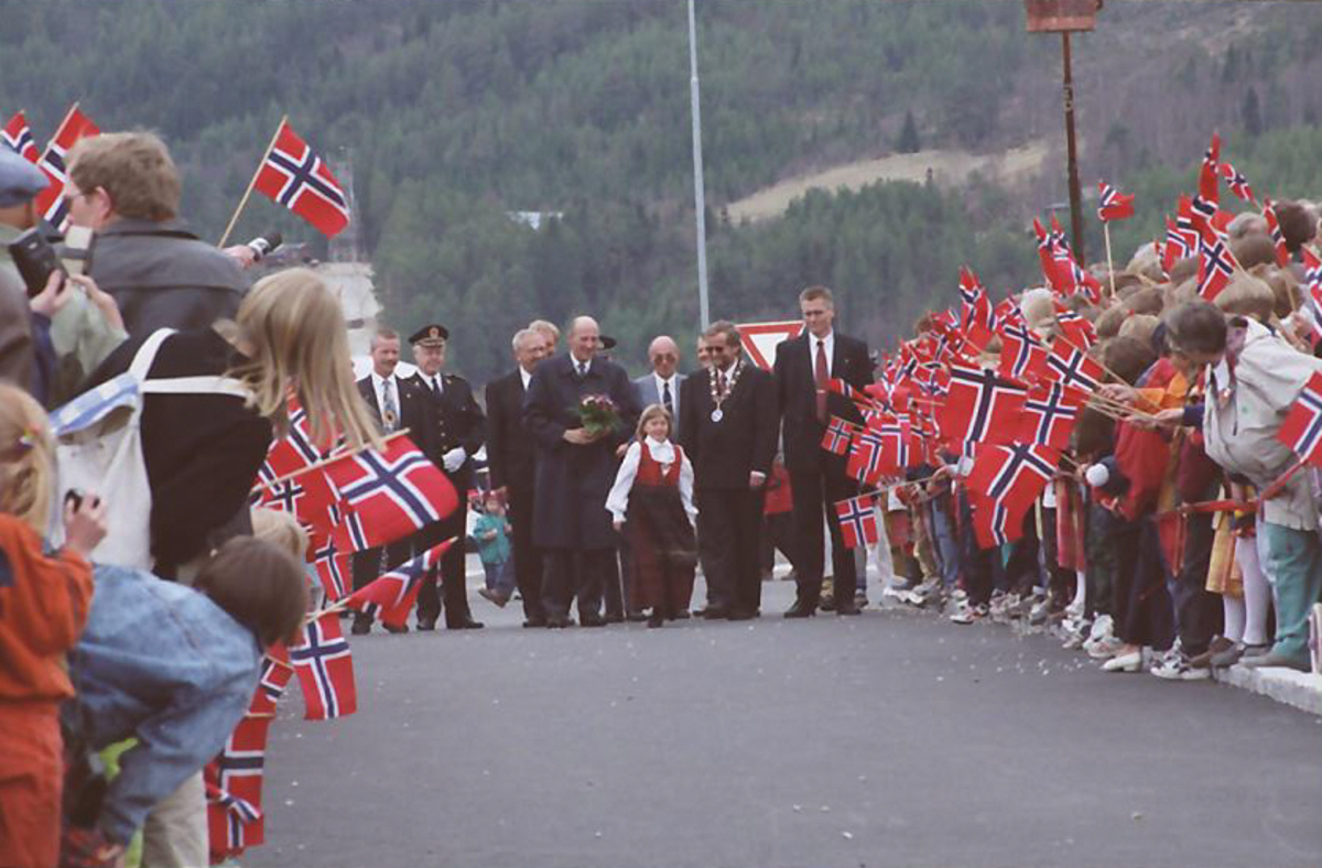 Åpning av Aukrustsenteret på Alvdal, Kongen kommer, ledsaget av ordfører Per Hvamstad. 