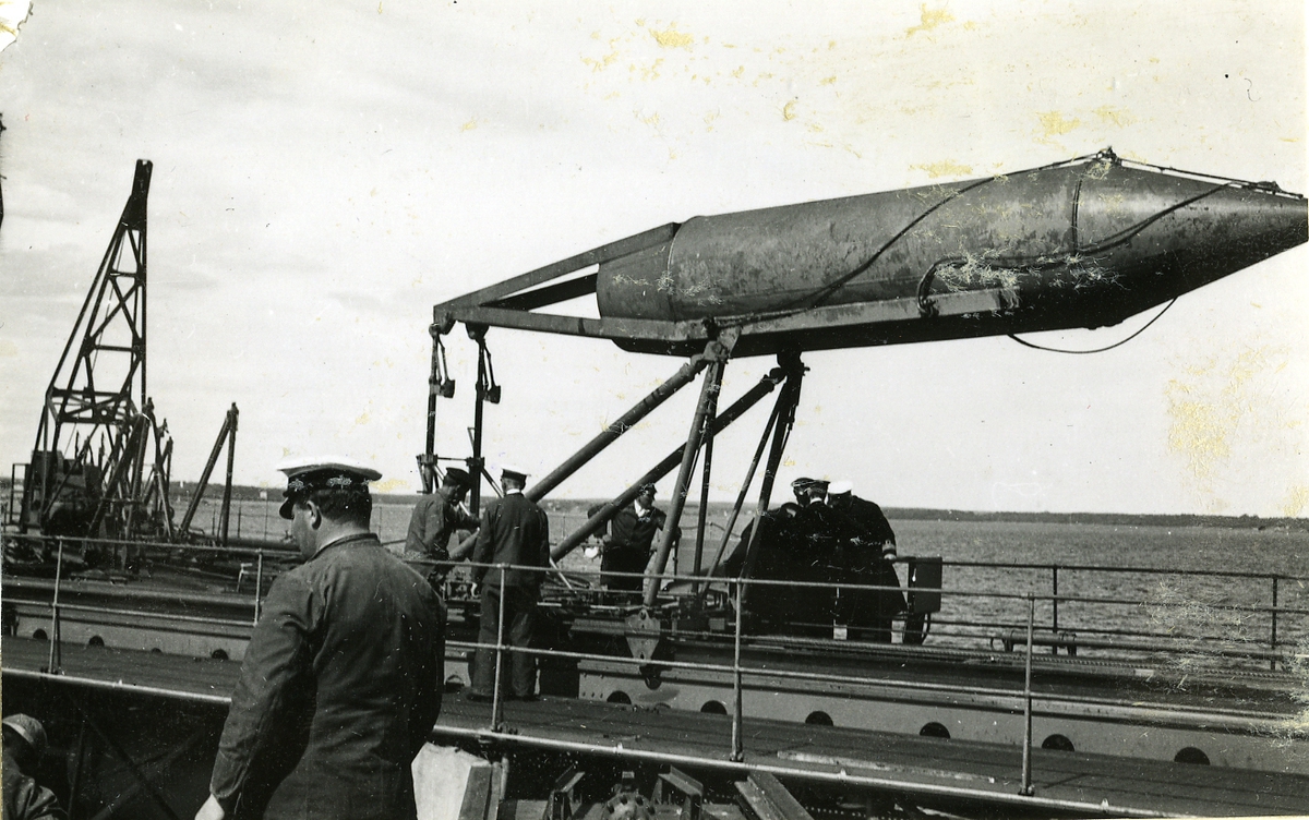 Sannolikt taget vid prov med fartygets katapulter omkr. 1935.