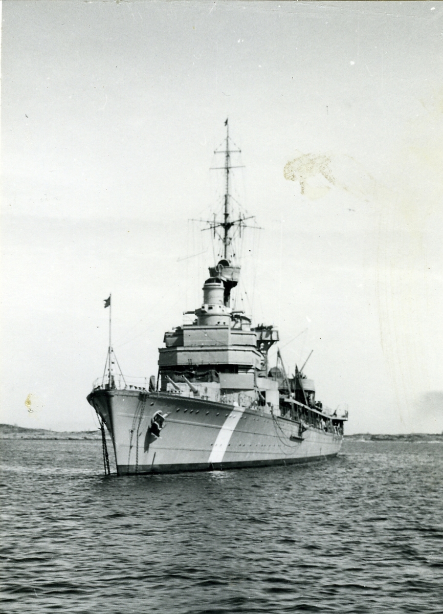 Fkygplanskryssaren HMS GOTLAND för ankar kort innan ombyggnaden till luftvärnskryssare.
