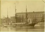 VEGA intill Stockholms slott, april 1880.