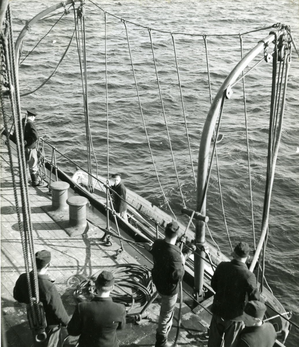 Pansarskeppet Gustaf V.
Livbåt under dävertarna, april 1945.