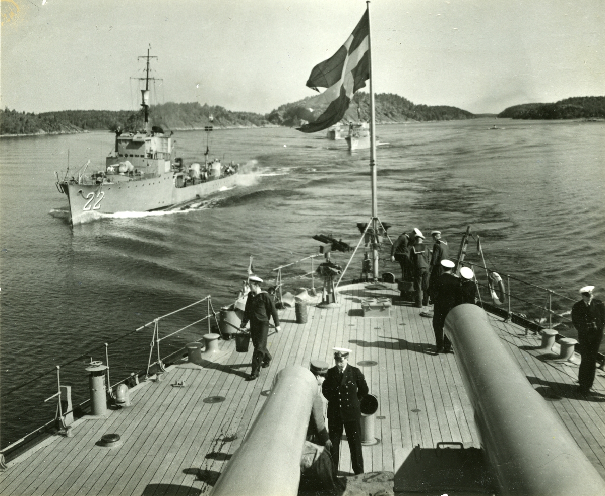 Kustflottan på övning i Stockholms södra skärgård.
Pansarskeppet Gustaf V med vedettbåtar i kölvattnet på färd i Skärgården, juni 1940.