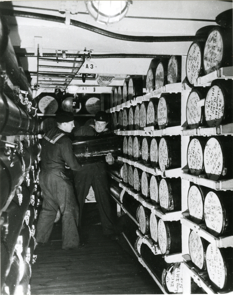 Langning i ammunitionsdurken till 28 cm kanon ombord på pansarskeppet GUSTAV V.