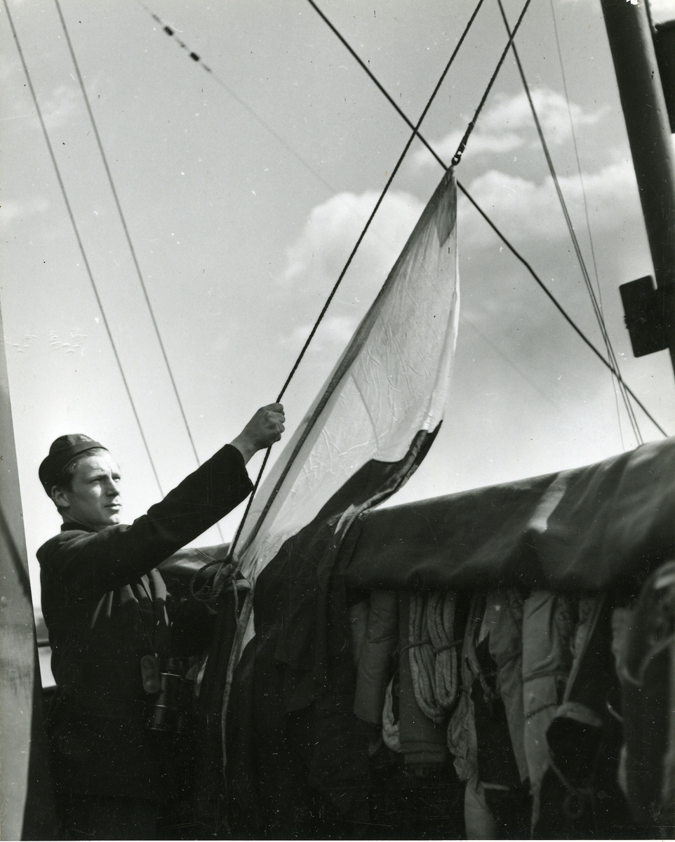 Signalflagga hissas ombord på pansarskeppet GUSTAF V.