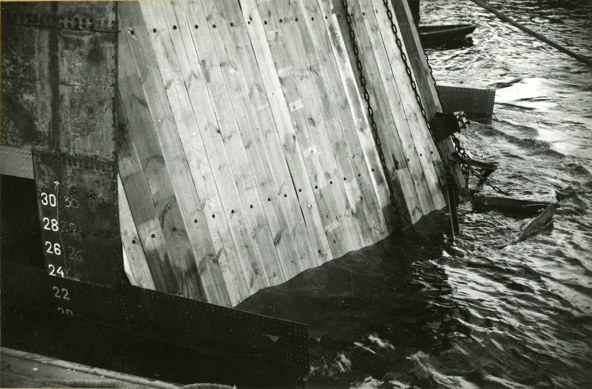 Jagaren Göteborg skarvas på Finnboda varv efter jagarolyckan 1941 på Hårsfjärden.
