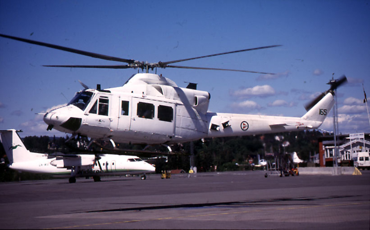 Lufthavn, 1 helikopter i ferd med å lande på rullebanen, Bell 412, 165 ...