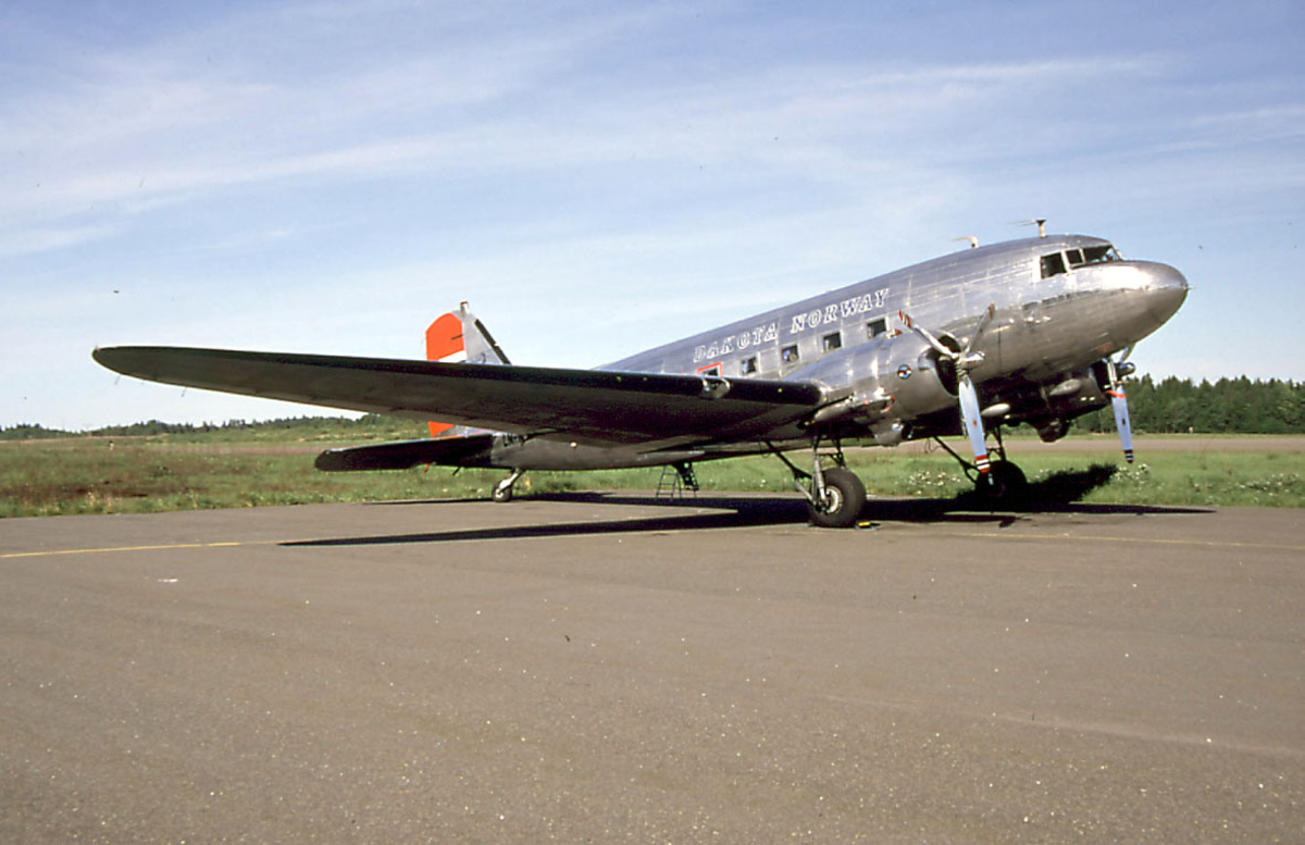 Lufthavn, 1 fly på bakken, C-53D Skytroopers, LN-WND "DAKOTA NORWAY". 