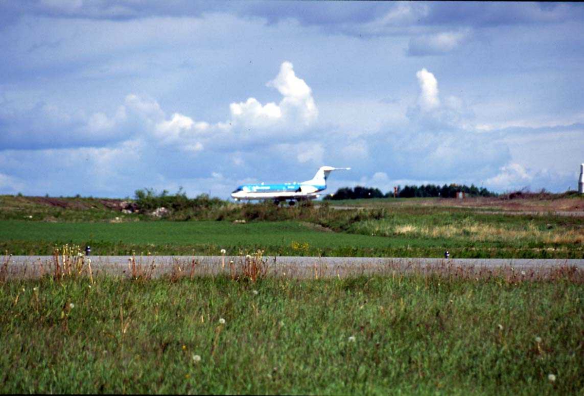 Lufthavn. Ett fly like over bakken, Fokker 70 PH-KZA fra KLM