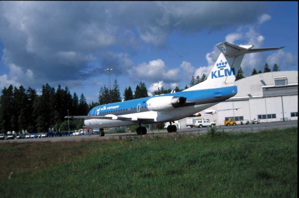 Lufthavn. Ett fly på bakken, Fokker 70 PH-KZA fra KLM