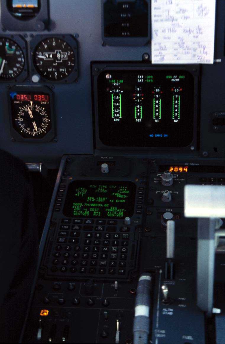 Lufthavn. Kontrollpanel i cockpit, Fokker 70 PH-KZA fra KLM