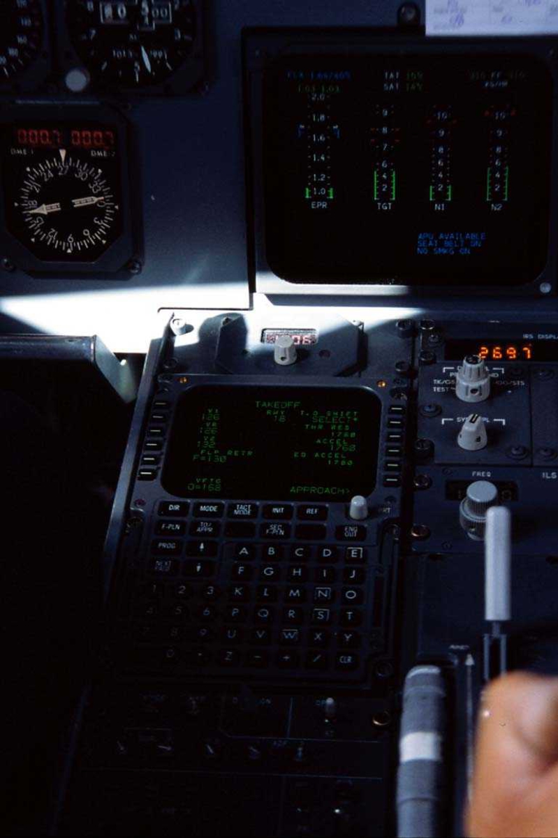 Lufthavn. Kontrollpanel i cockpit, Fokker 70 PH-KZA fra KLM