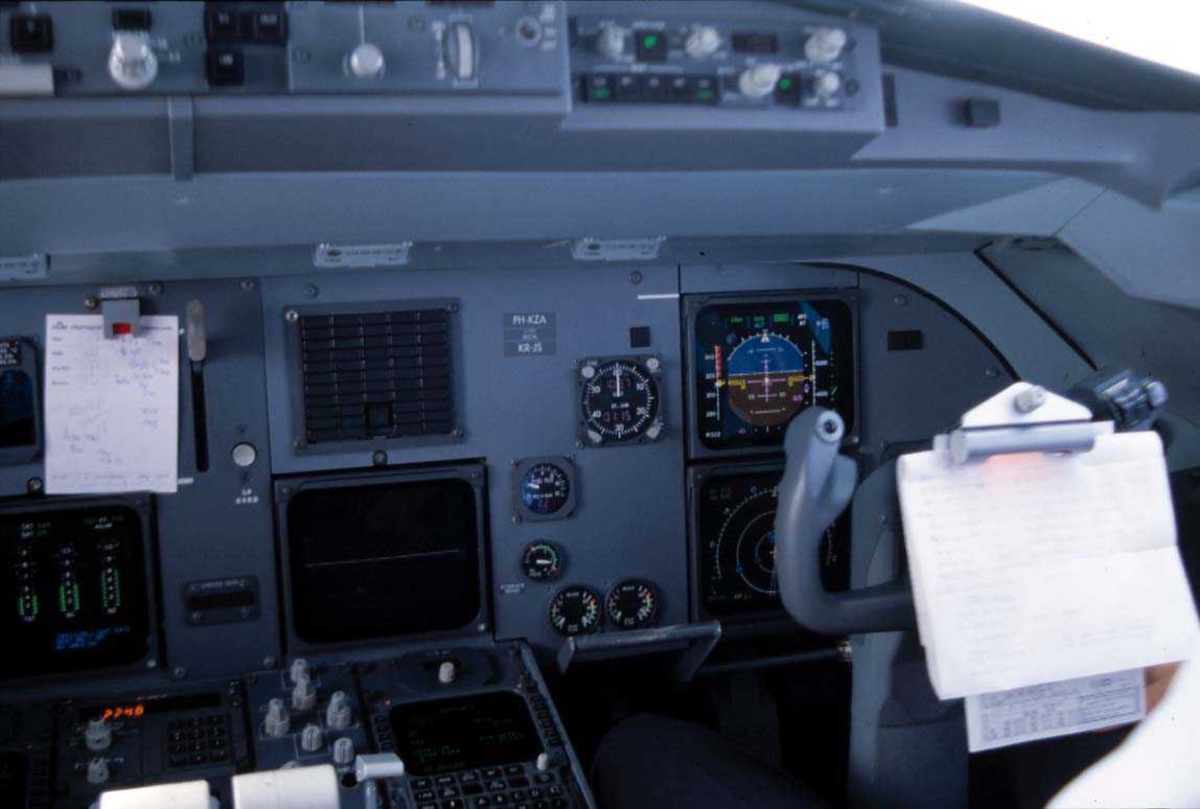 Lufthavn. Kontrollpanel i cockpit, Fokker 70 PH-KZA fra KLM