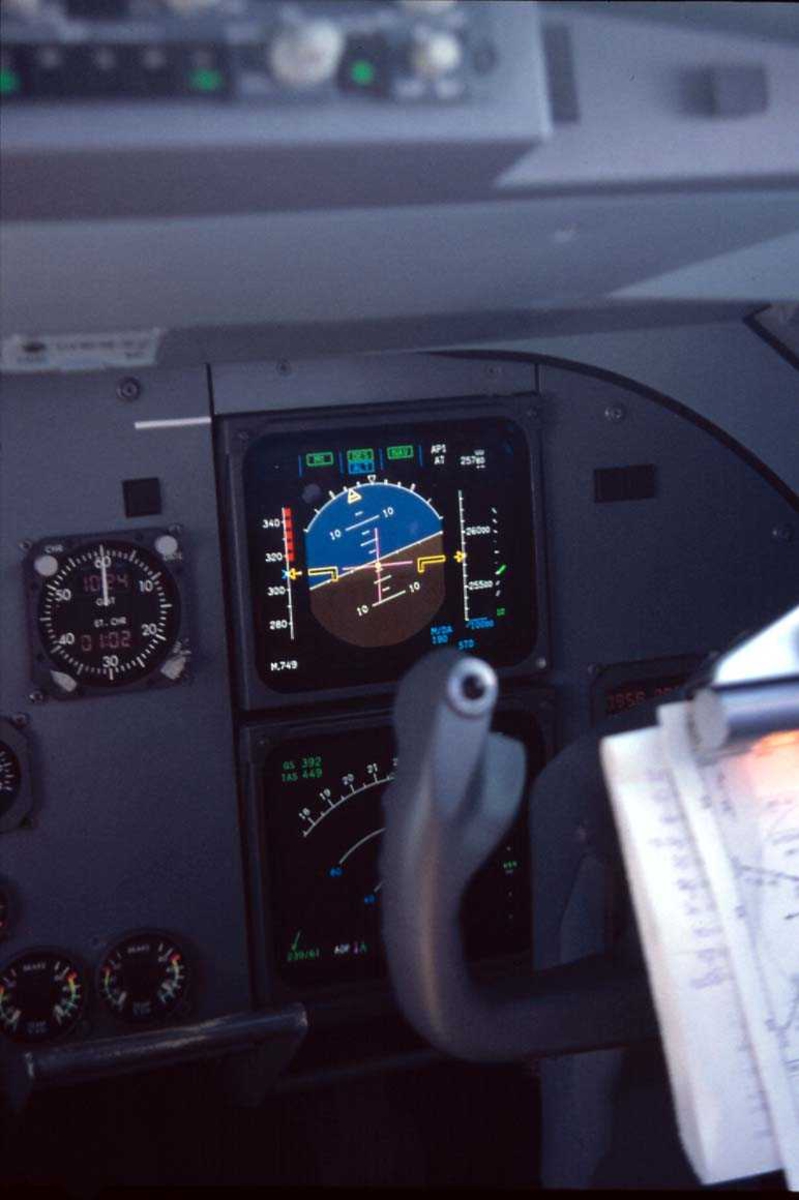 Lufthavn. Kontrollpanel i cockpit, Fokker 70 PH-KZA fra KLM