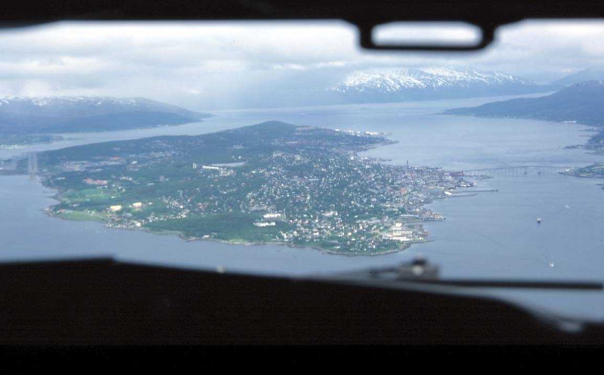 Flyfoto, Boeing 737 500 LN-BRM "Olav Den Hellige" fra Braathens.
Captain Jostein Houmstuen og F/O Ole Simen Lien.