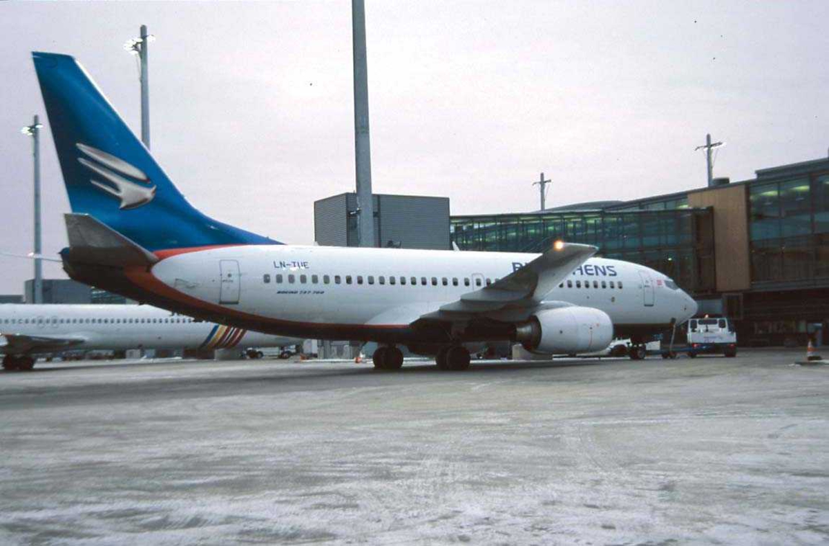 Flyplass, et fly på bakken, LN-TUE Boeing 737 705 OSL fra Braathens, sett fra siden.