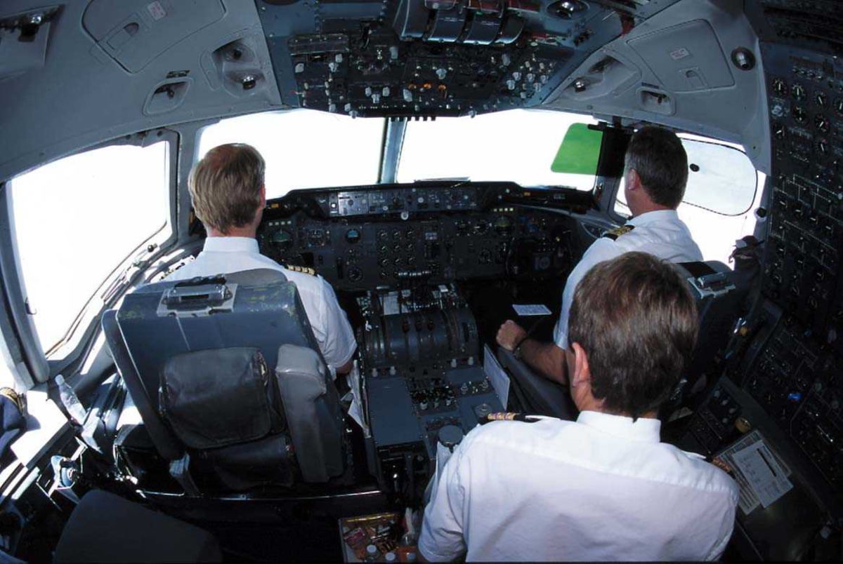 Flyplass, 1 Fly på bakken, OY-CNS DC-10 fra Premiair. Oversikt av cockpit.