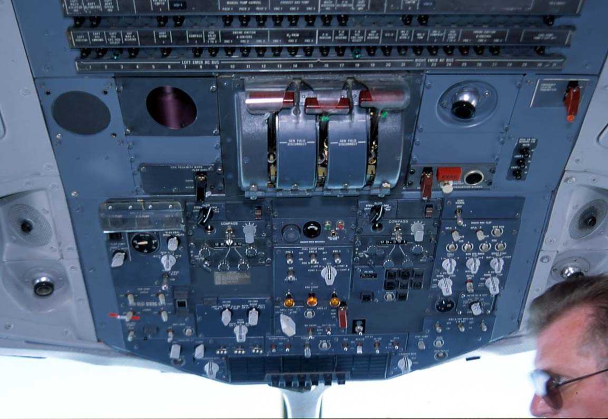 Flyplass, 1 Fly på bakken, OY-CNS DC-10 fra Premiair. Oversikt av cockpit.