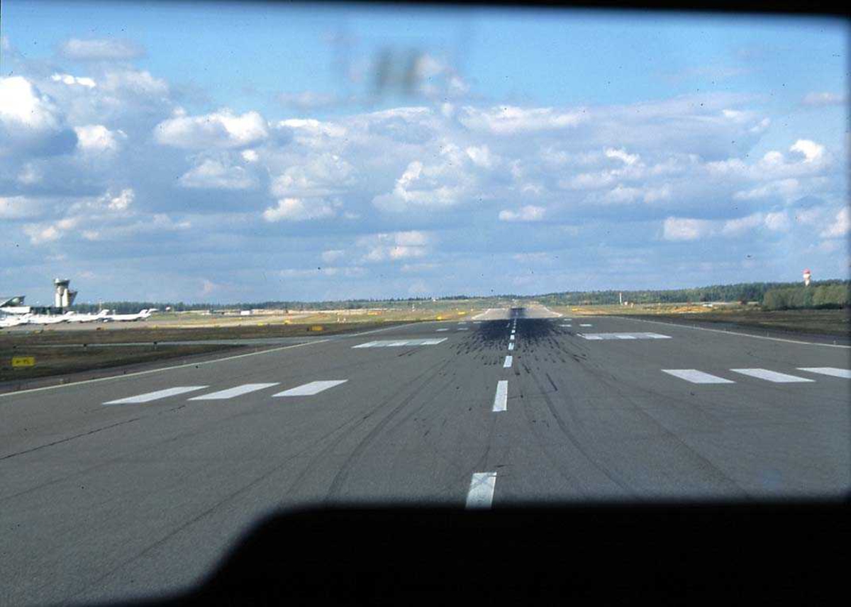 Lufthavn, 1 fly på bakken, SE-DGR Fokker F.28 Fellowship fra Air Botnia.
Oversikt av cockpit.