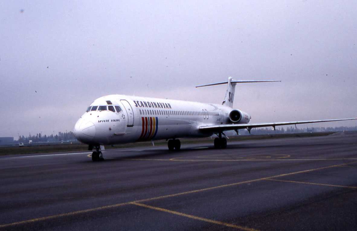 Ett fly på bakken , MD-82 LN-ROY "Spjute Viking" Fra SAS.