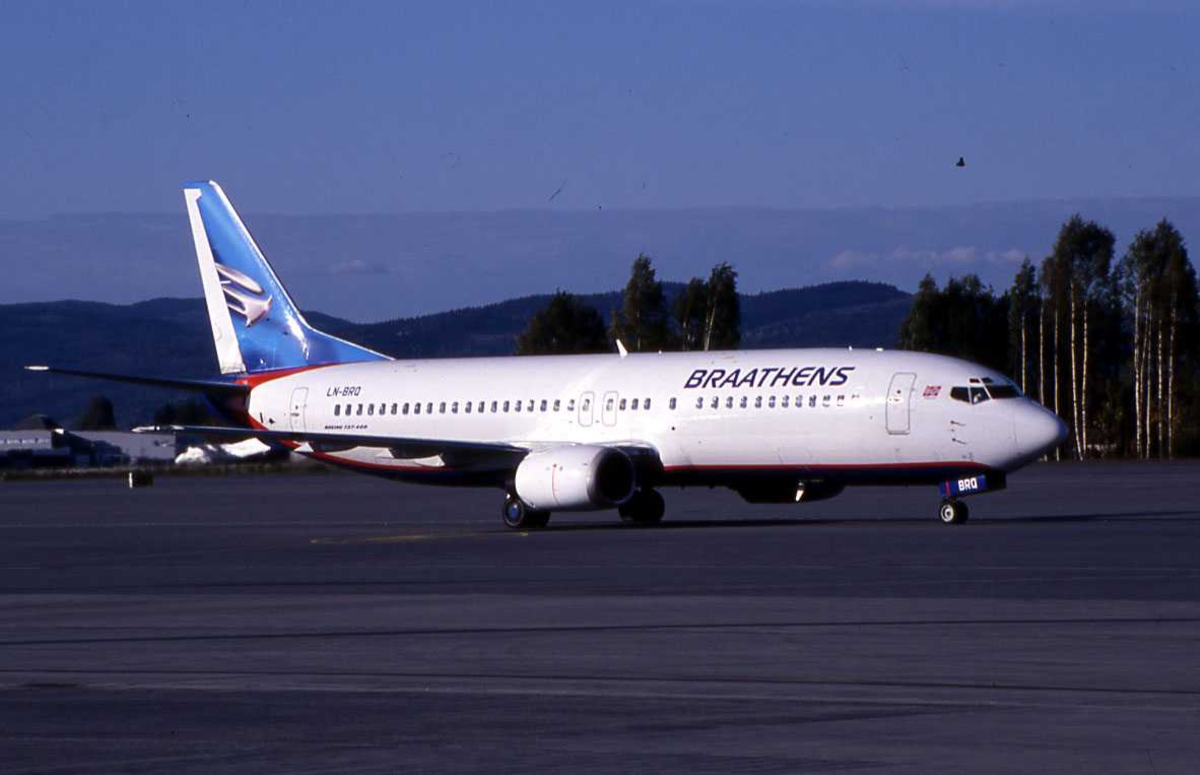 Ett fly på bakken , Boeing 737-400 LN-BRQ " Harald Gråfell"  Fra Braathens. 