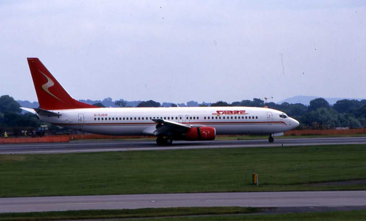 Ett fly på bakken, Boeing 737-8Q8 G-OJSW Fra SABRE AIRWAYS. Man Manchester, England.