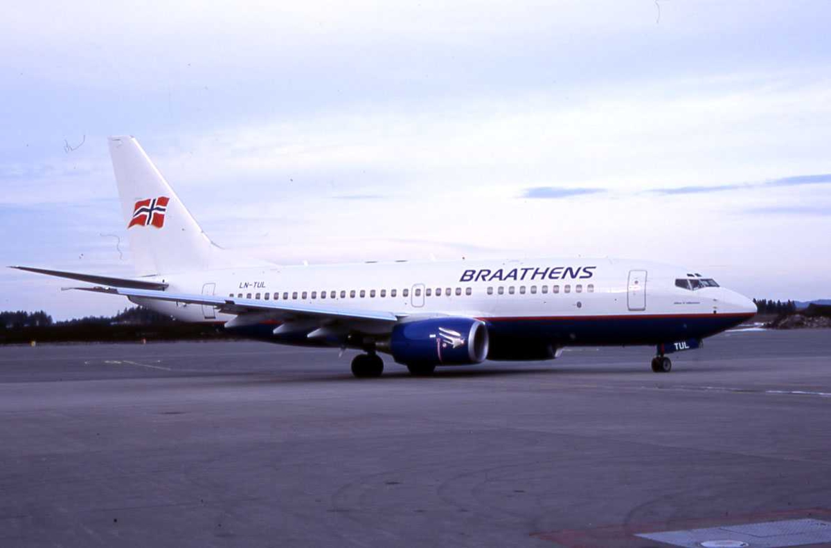 Ett fly på bakken, Boeing 737-705 LN-TUL  Fra Braathens . OSL Gardermoen, NORGE.