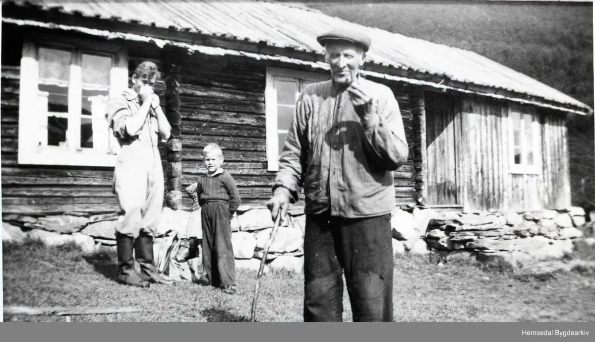 På Trøymstølen i Mørekvam ca. 1952. 67/7 
Knut Trøym fremst. Dei andre er Kåre Håkensen Død 1989  og Svein Håkensen.