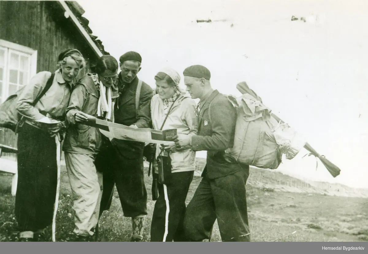 På Langehaugstølen i 1935.
Frå venstre  :  Aase Tuft, Mary og Gunnar Stokstad, Astrid Hofsvang og Yngvar Samuelsen.