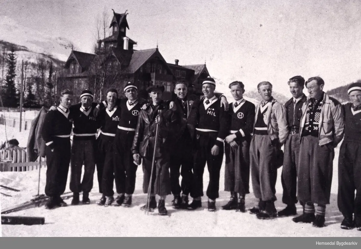 Maristurennet i startåret 1939.
Frå venstre: Ola Fauske, Ivar Bakk (ungdomshjelpa), Per Ulsaker, Mekkel Ødegård, Iver T. Svare, Ukjend, Knut Solheim, Ola J. Wøllo, Olav E. Fekene, Torvald Solheim, Jon J. Wøllo, Jon Fauske.