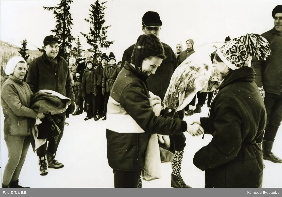 Noregsmeisterskap i alpine greiner i Hemsedal i 1969.
Kronprinsesse Sonja får overrekt blomar av Margit Dokk.
Frå venstre:  Ukjend, Otto Grieg Tiedemand, Kronprins Harald, formann i Hemsedal idrettslag, Knut Olav Lien.