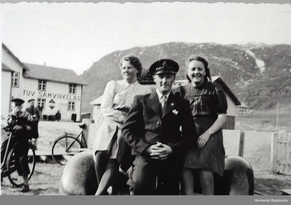 På Bruvold, Tuv i Hemsedal, 1942-1943.
Frå venstre: Margit Fekene, Olav Fekene og Margrethe Fekene. Guten på sykkelen er Olav O. Ødegård.