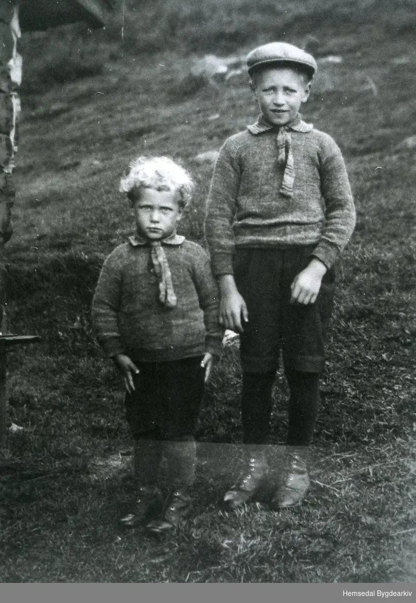 Frå venstre: Lars Aalrust og Endre Aalrust på Grytestølen, Ålruststølane i 1930.