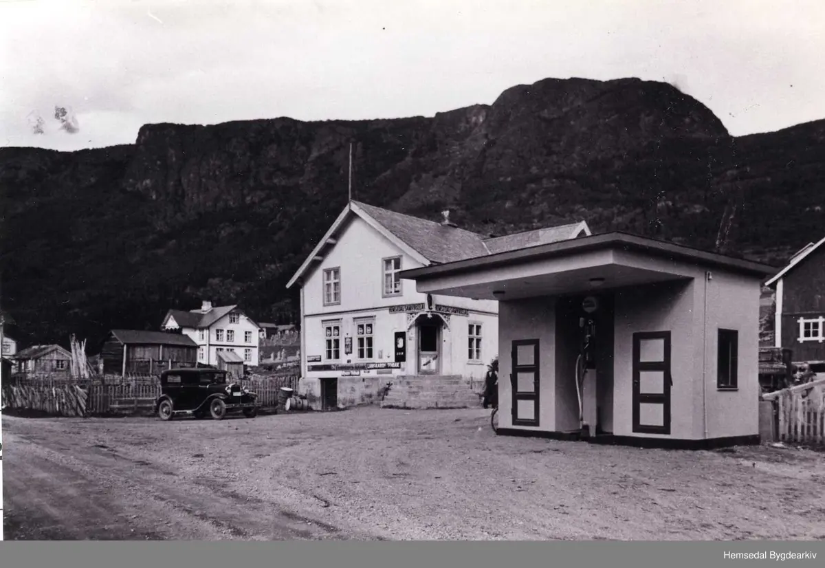 Fossheim Hotell og Hemsedal Samvirkelag. Samvirkelaget vart bygd i 1917.