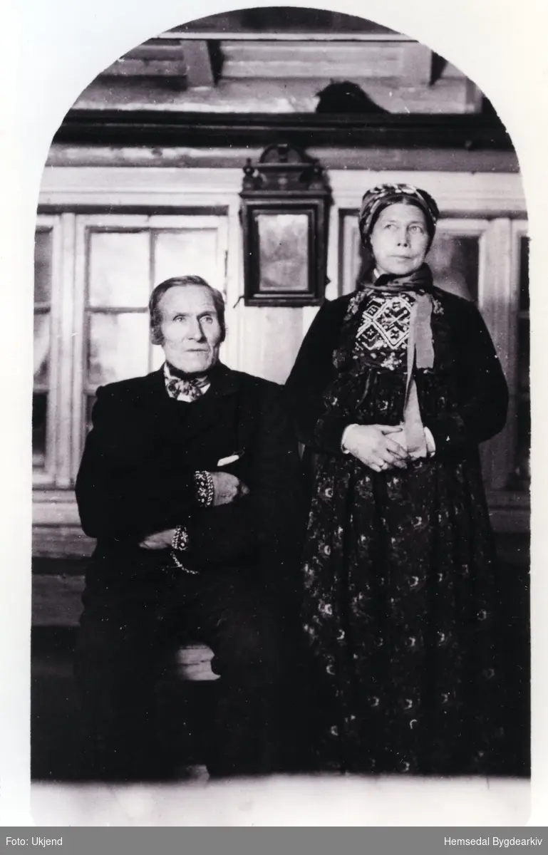 Birgit, fødd Hulbak (1860--) og Hans Enda (1855-1917
Biletet er teke i søre stova, kårstova (kørstugu, dialekt)
Dei var dei to siste folka på Enda.
