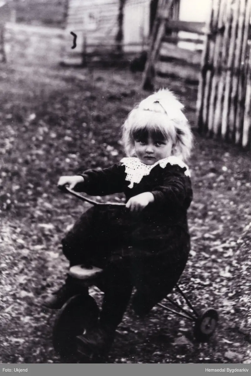 Gunhild Viljugrein (1920) på lånt sykkel
Biletet er teke ca. 1924.