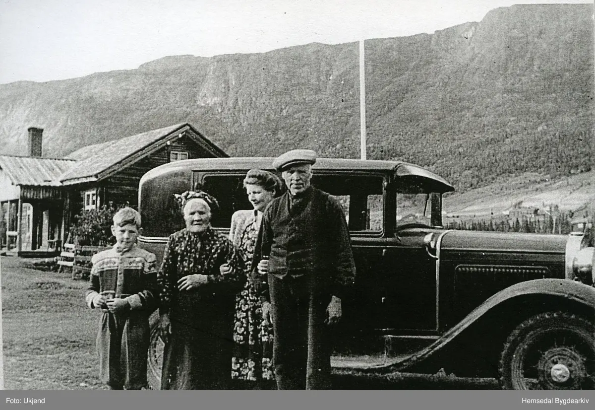 Ivar Moen til høgre saman med mora, Guri Moen. Mellom Guri og Ivar står dottera til Guri. Heilt til venstre sonen til dottera. Bilen er ein 1930 Ford A Fordor.