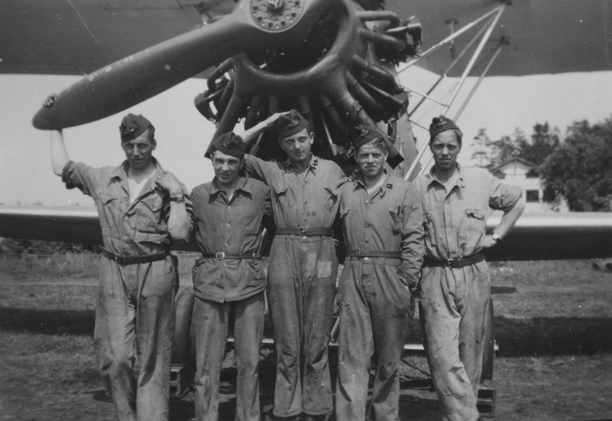 Bilder från F 3 Malmen, 1930-1940-tal. Eric Barrheds samling.
64 fotografier visandes flygverksamhet, flygplan, personer, porträtt, gruppbilder av värnpliktiga, miljöbilder, fallskärmshopp och privata bilder.